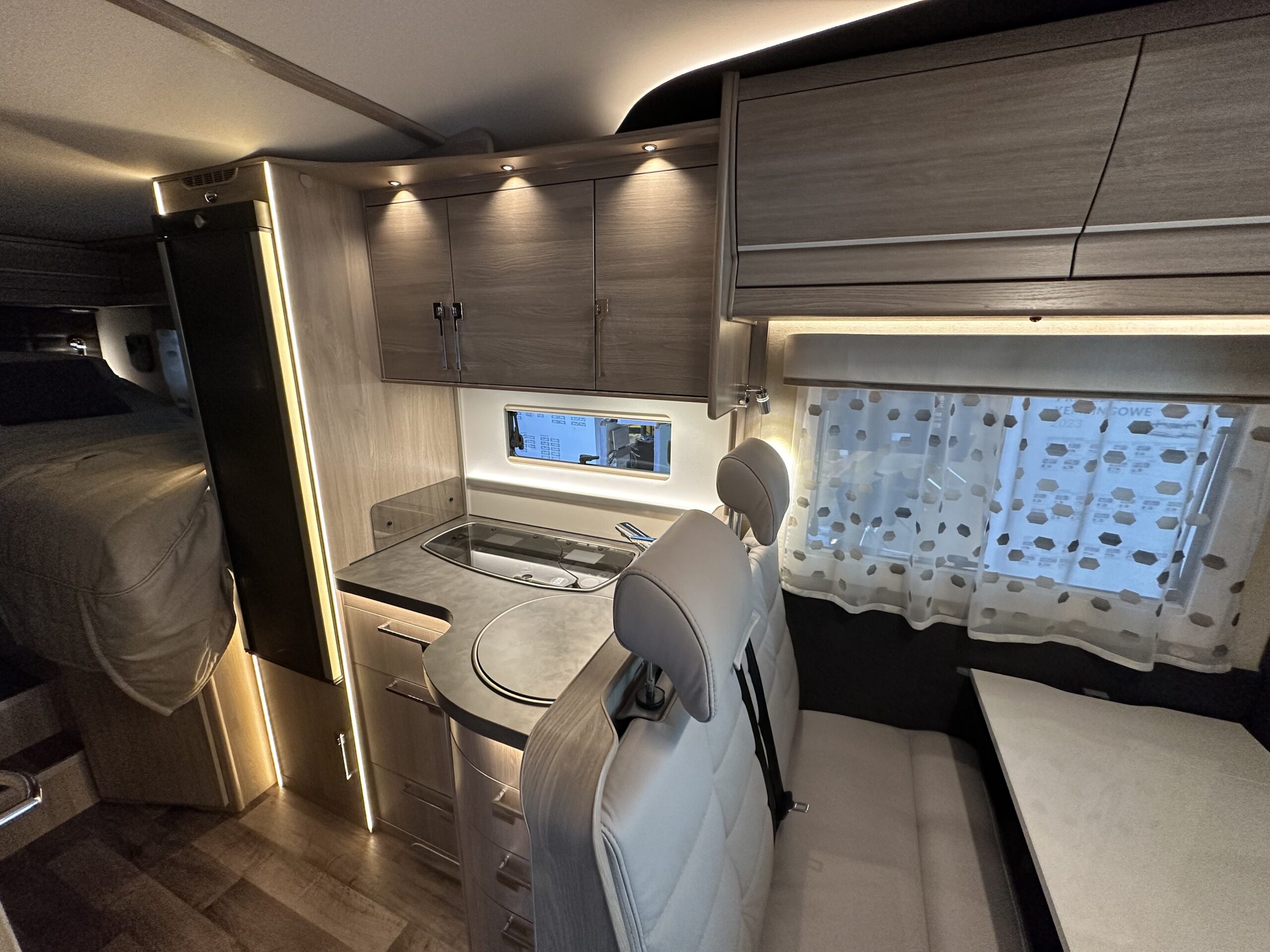 Kamper półinterga KABE Novum 750 LGB Light