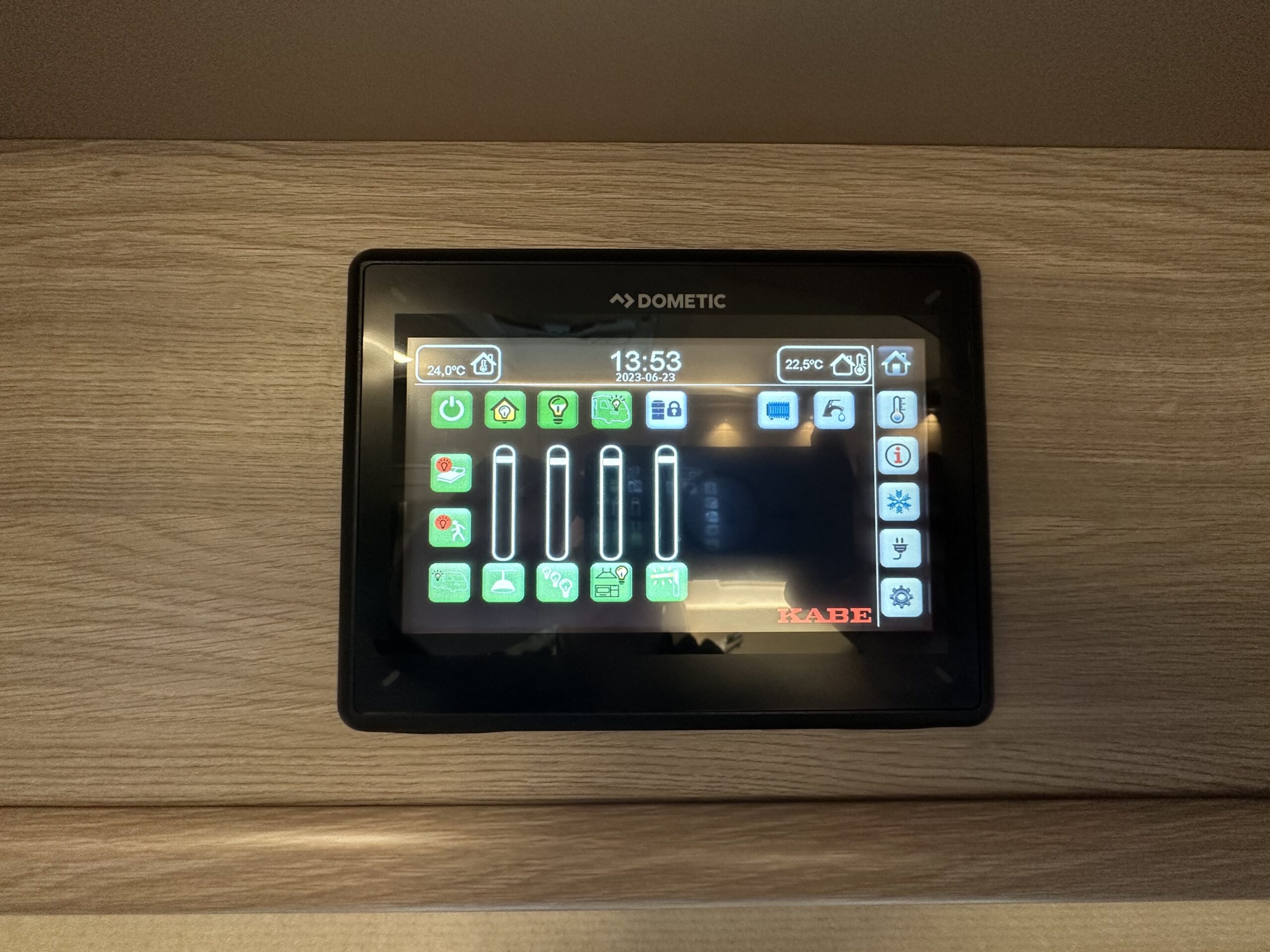 Kamper półinterga KABE Novum 750 LGB Light