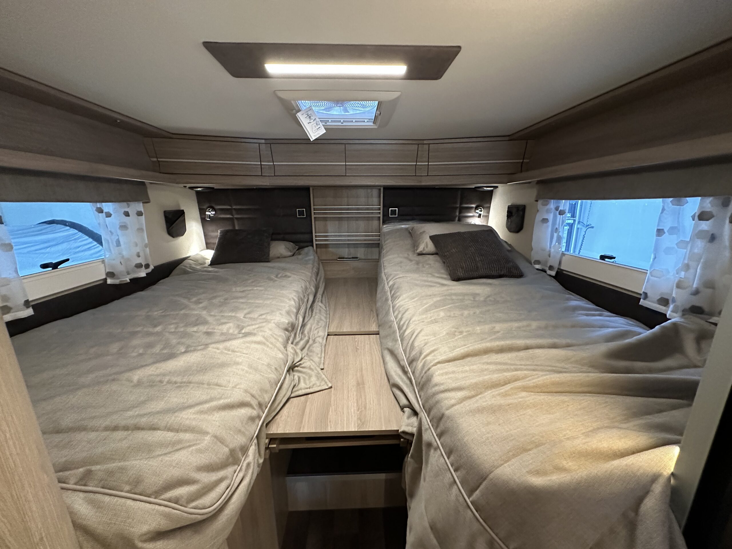 Kamper półinterga KABE Novum 750 LGB Light