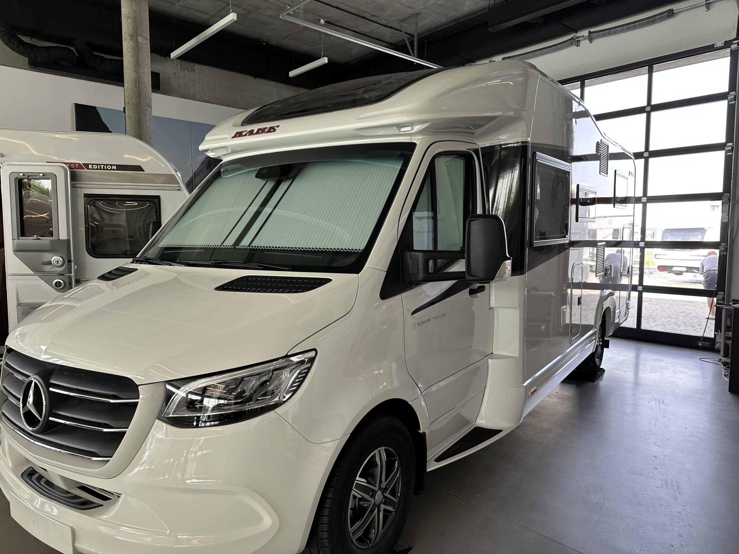 Kamper półinterga KABE Novum 750 LGB Light