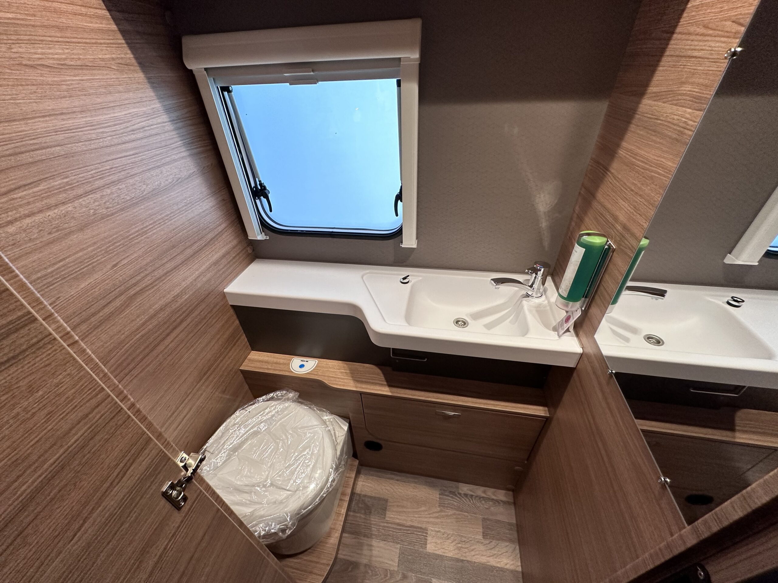 KAMPER WEINSBERG CARACORE 700MEG