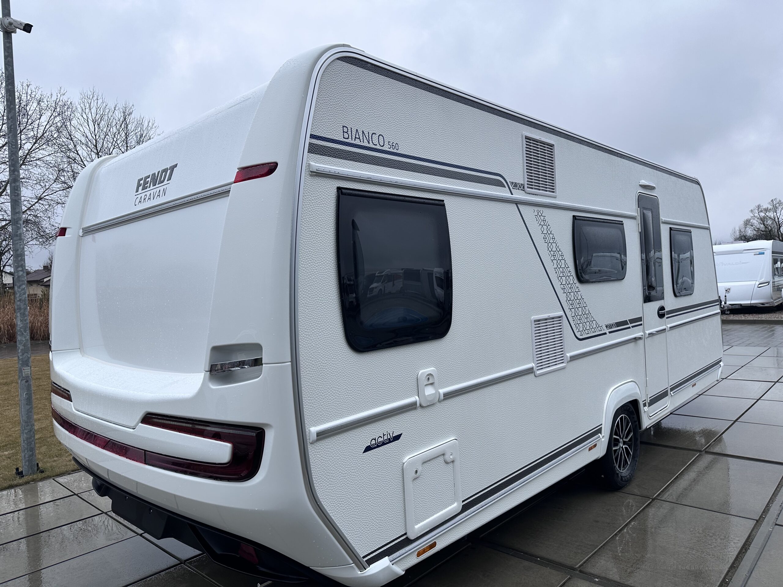 PRZYCZEPA KEMPINGOWA FENDT 560 SKM ACTIV BIANCO