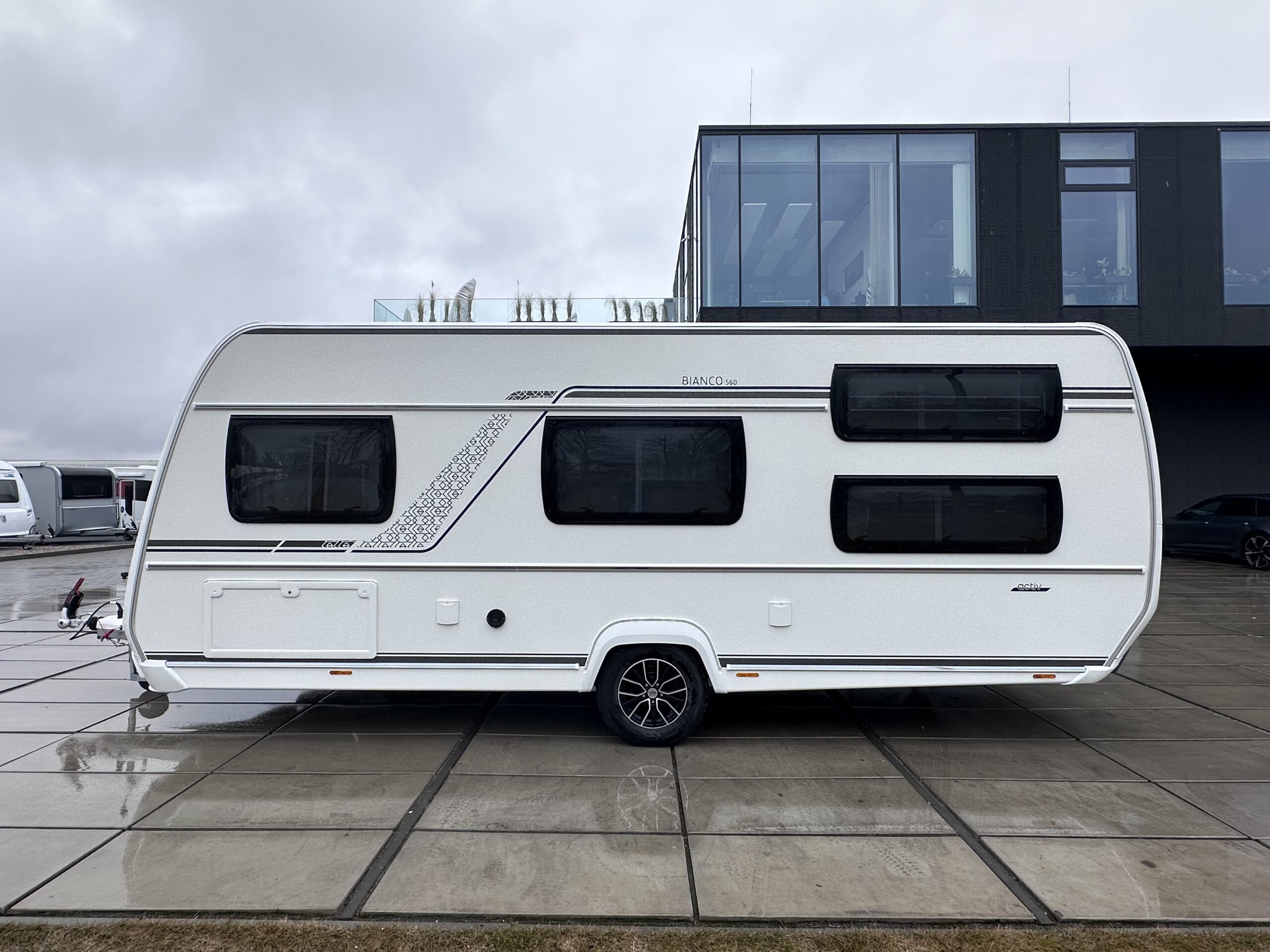 PRZYCZEPA KEMPINGOWA FENDT 560 SKM ACTIV BIANCO