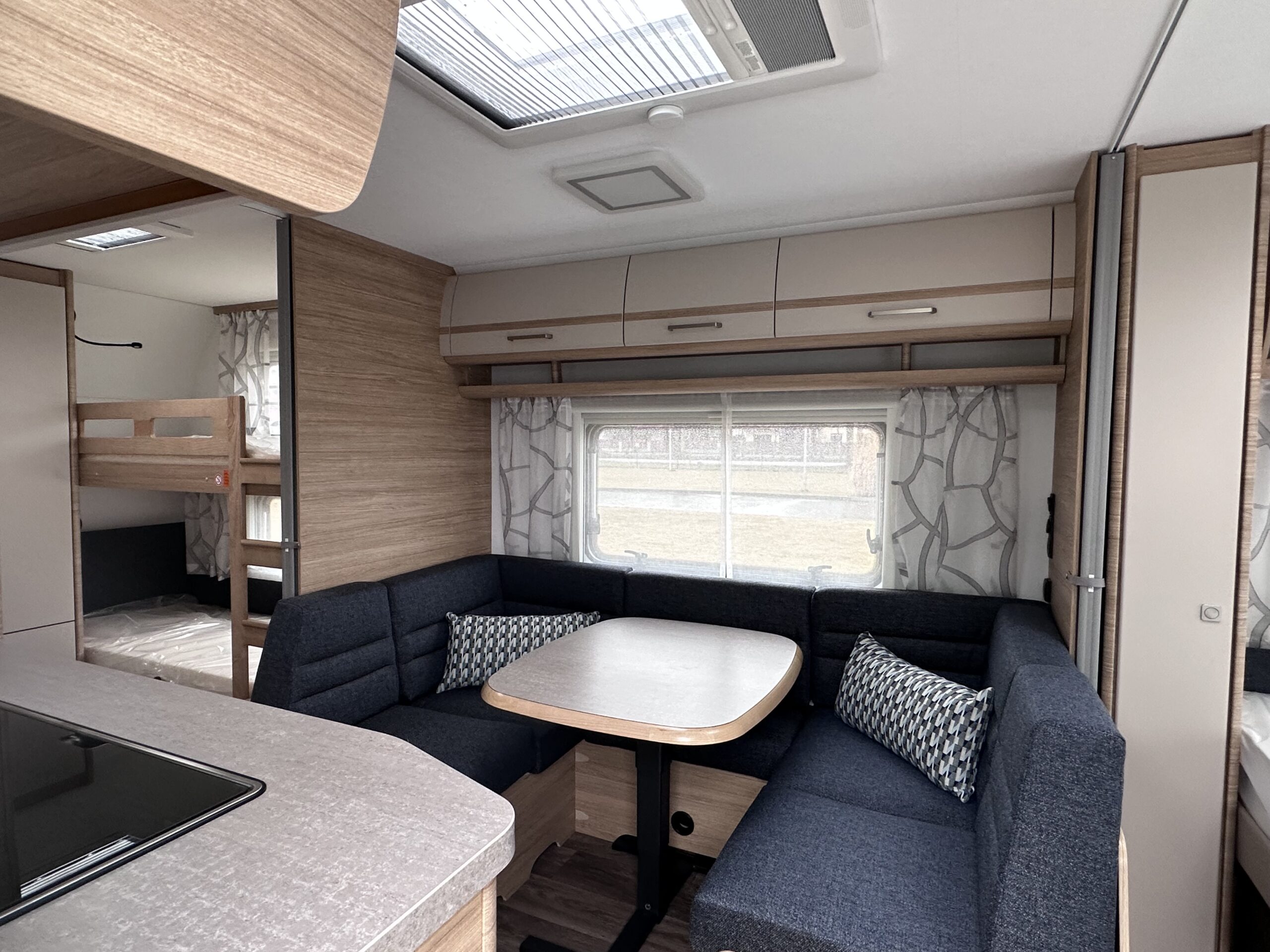 PRZYCZEPA KEMPINGOWA FENDT 560 SKM ACTIV BIANCO