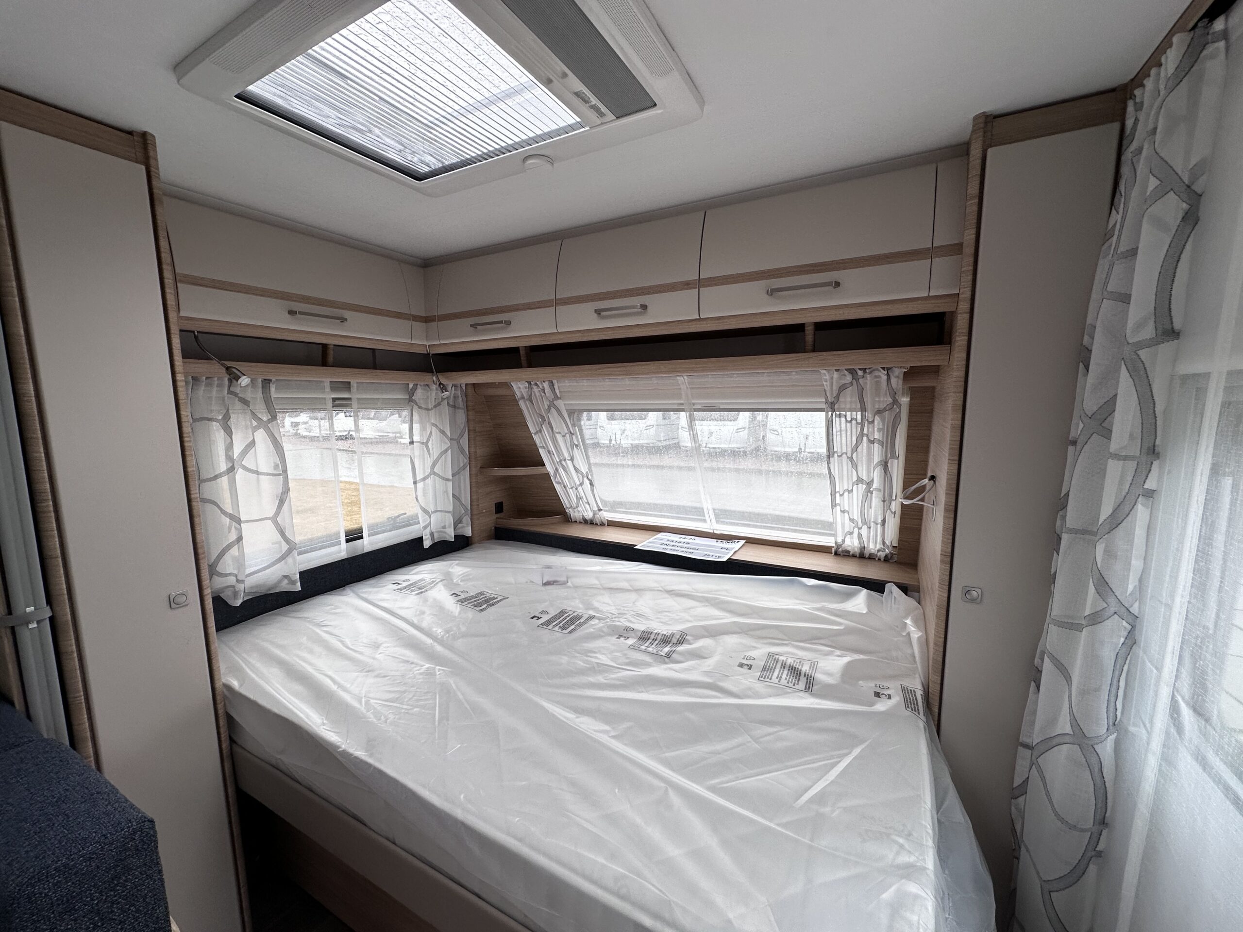 PRZYCZEPA KEMPINGOWA FENDT 560 SKM ACTIV BIANCO