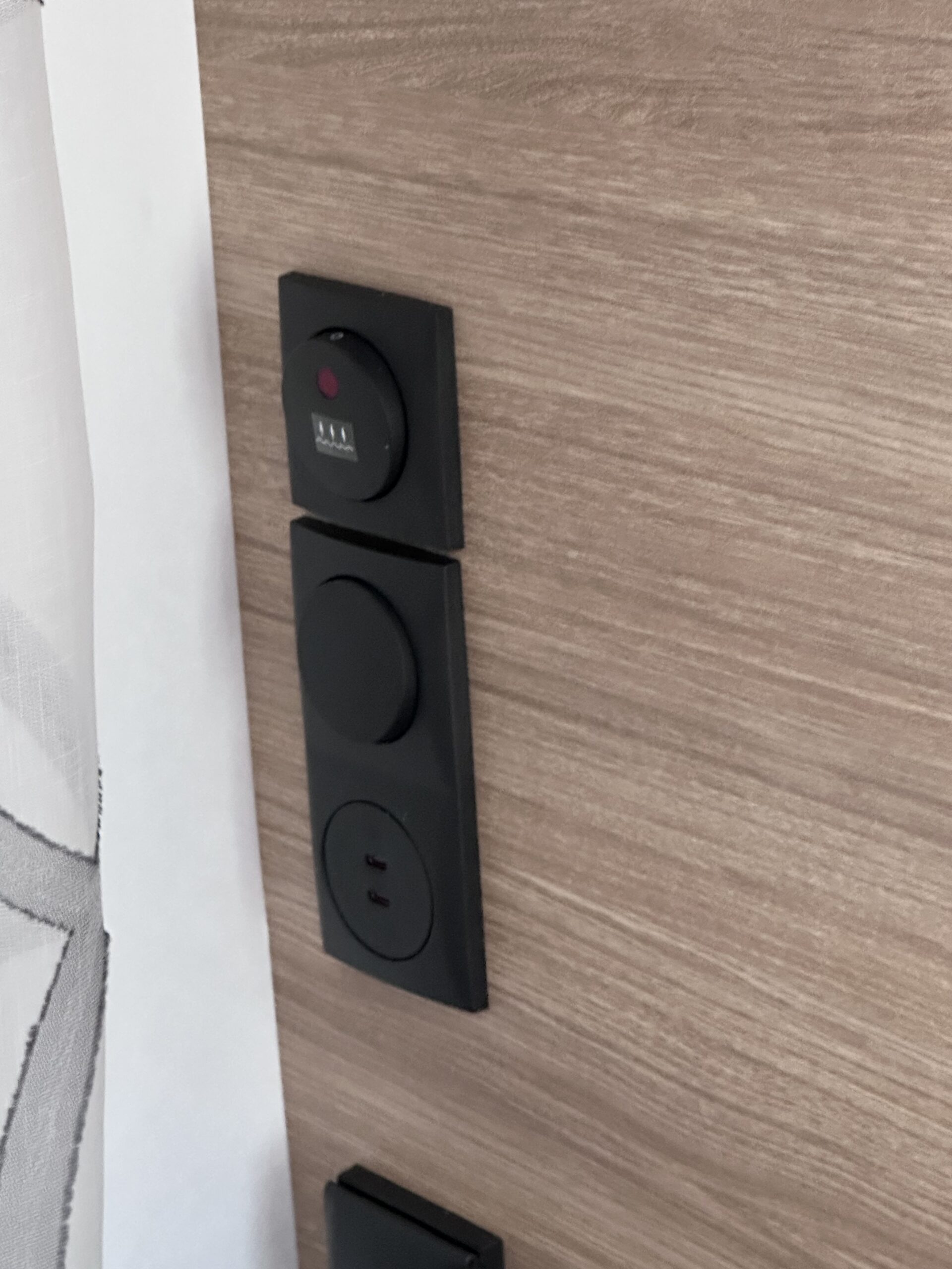 PRZYCZEPA KEMPINGOWA FENDT 560 SKM ACTIV BIANCO