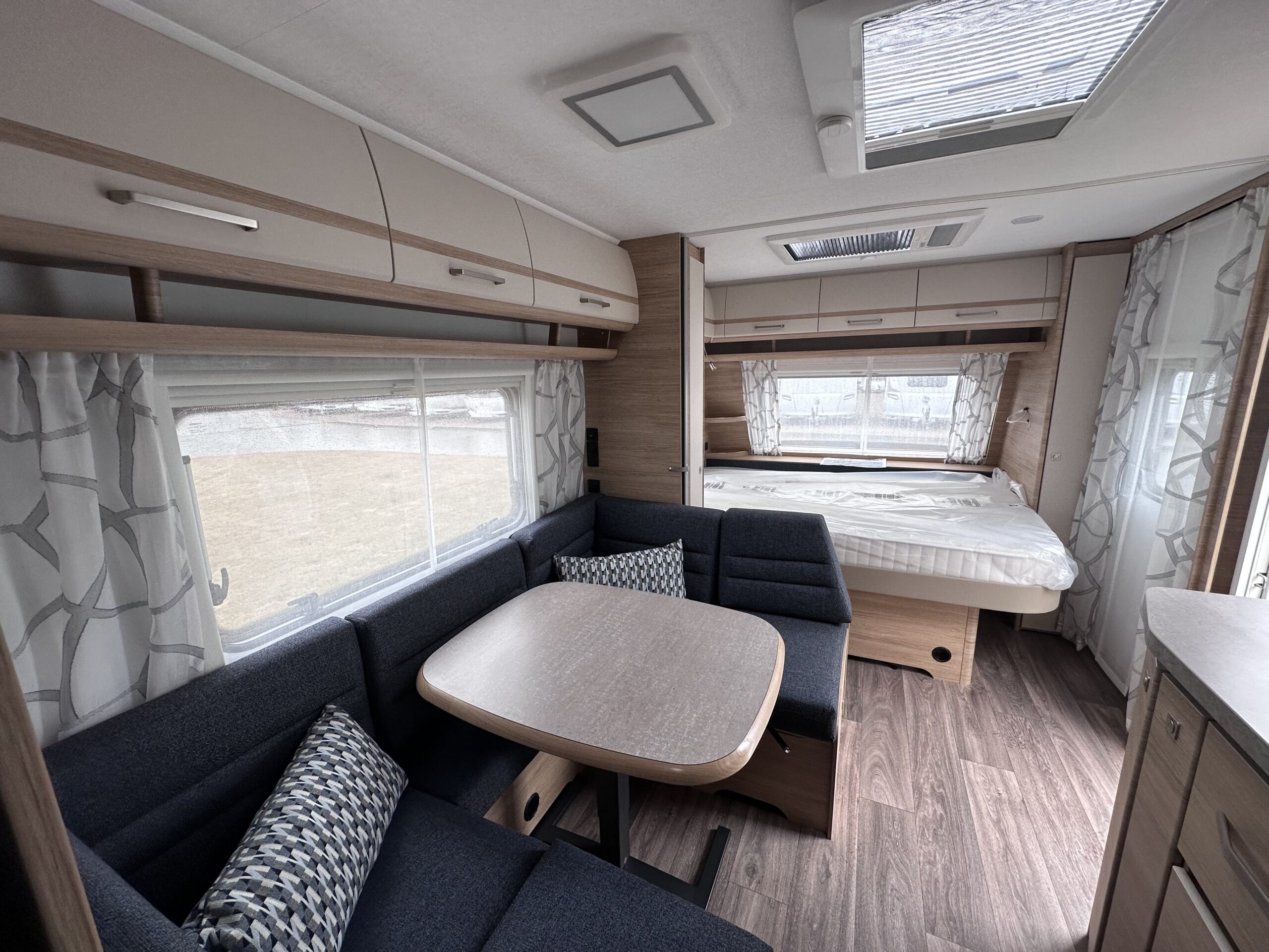 PRZYCZEPA KEMPINGOWA FENDT 560 SKM ACTIV BIANCO