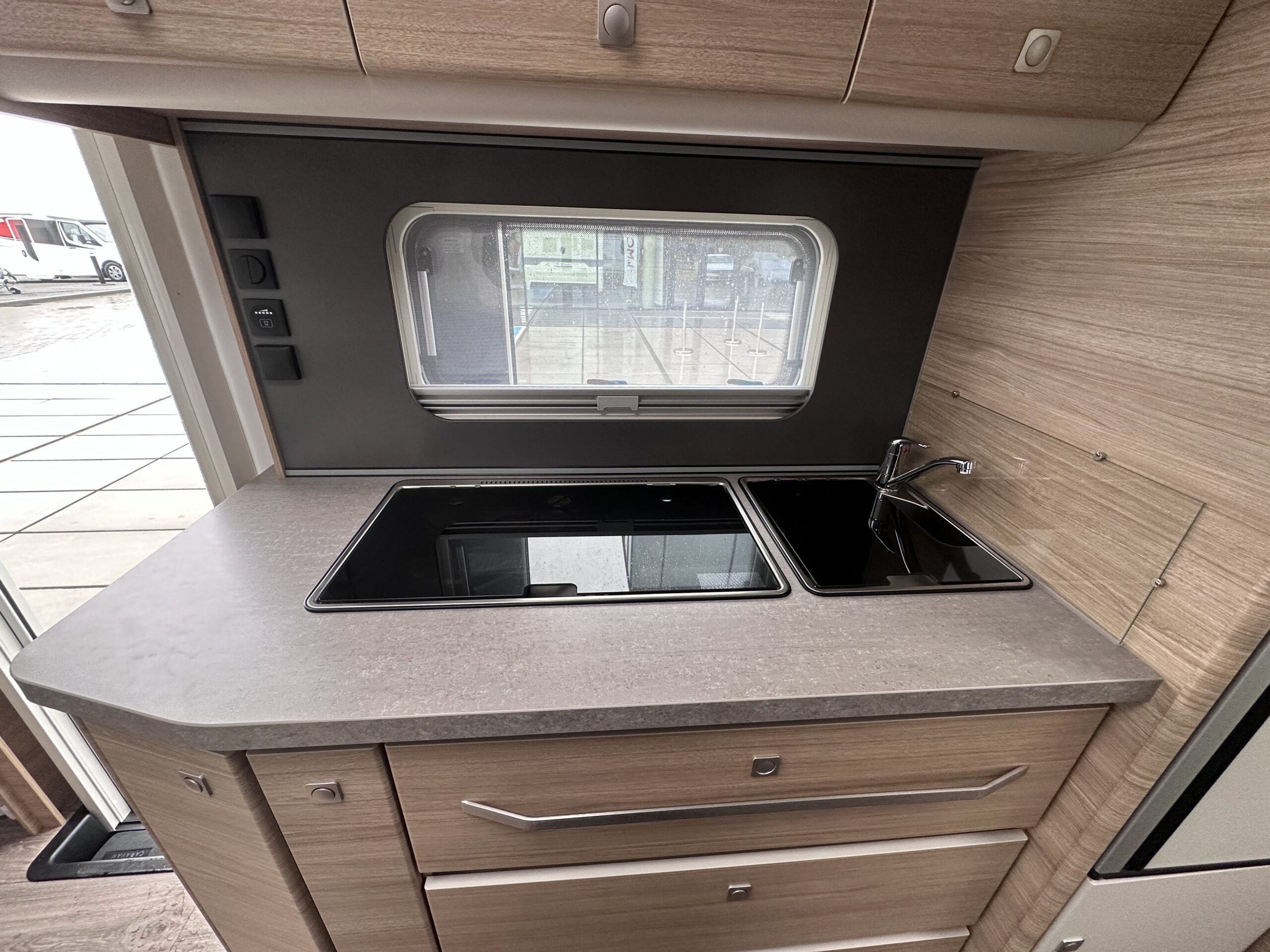 PRZYCZEPA KEMPINGOWA FENDT 560 SKM ACTIV BIANCO