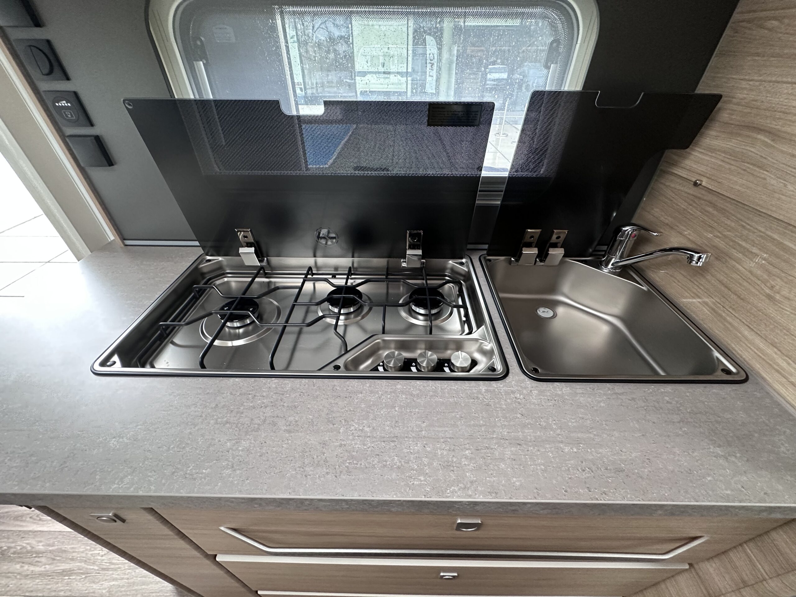 PRZYCZEPA KEMPINGOWA FENDT 560 SKM ACTIV BIANCO