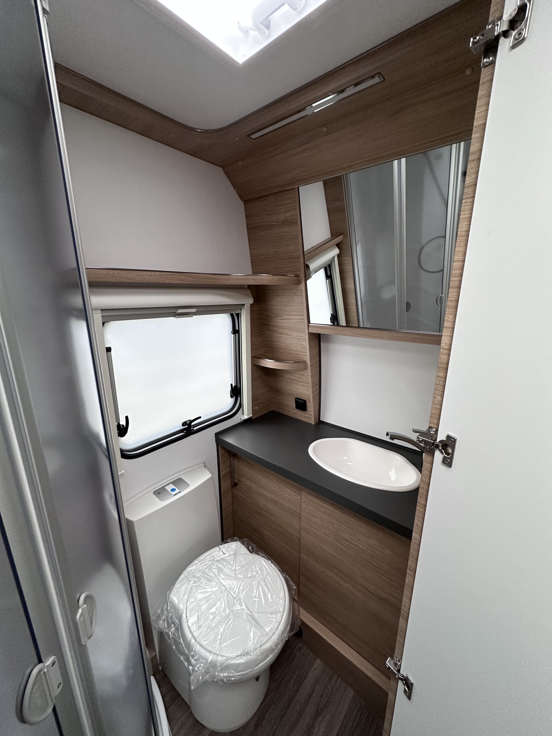 PRZYCZEPA KEMPINGOWA FENDT 560 SKM ACTIV BIANCO