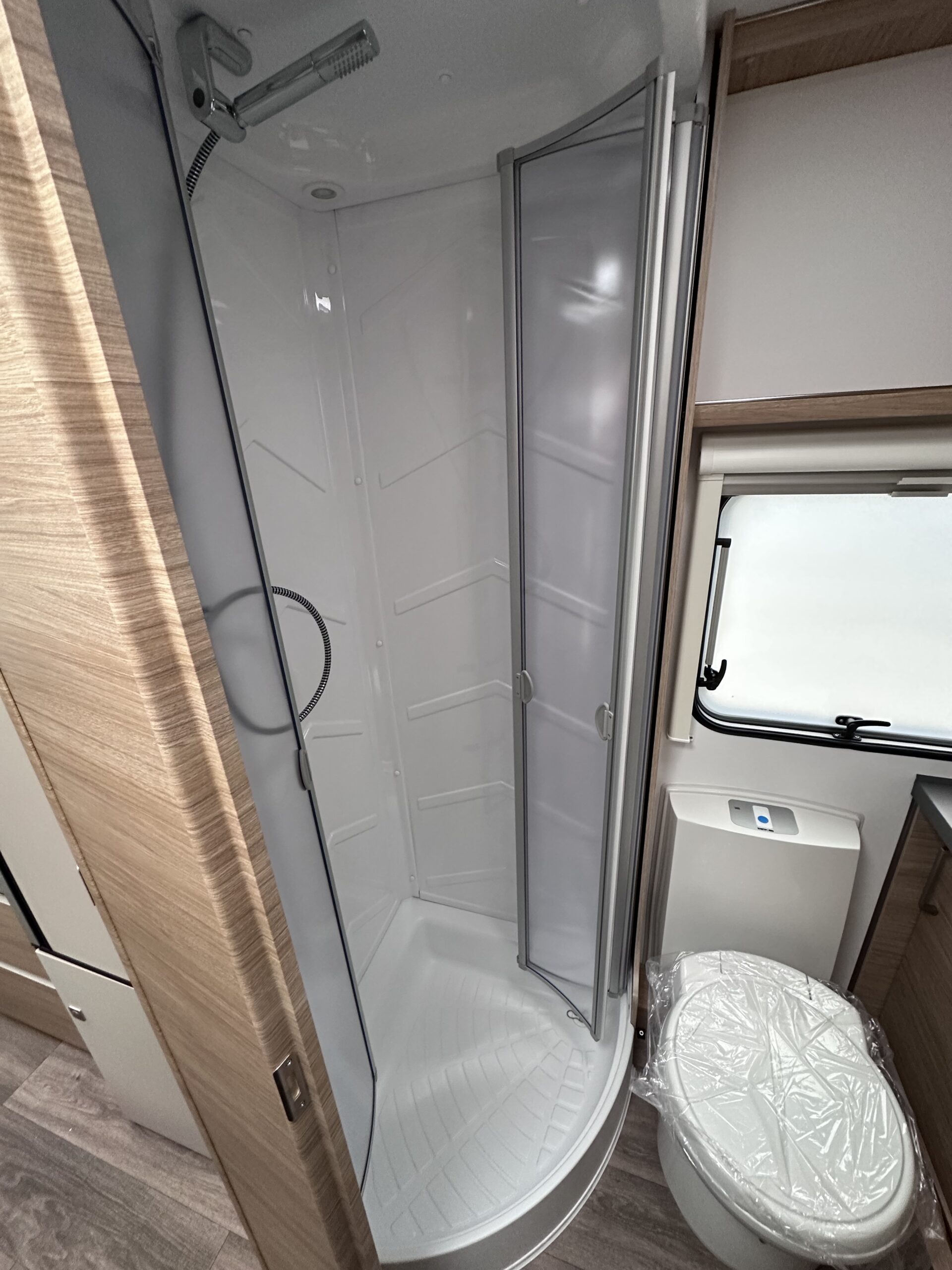 PRZYCZEPA KEMPINGOWA FENDT 560 SKM ACTIV BIANCO