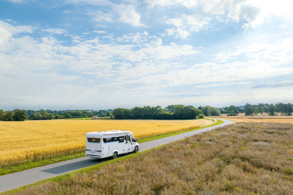 Jak poruszać się kamperem na autostradzie, aby bezpiecznie dotrzeć do celu?