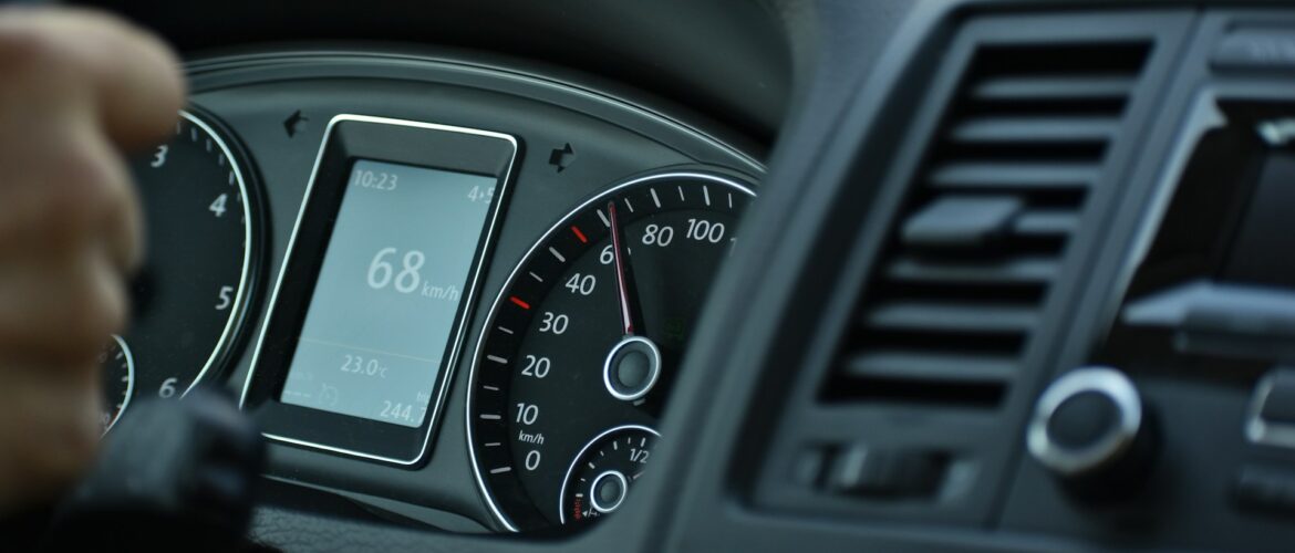 Prędkość jazdy z przyczepą kempingową po Polskich autostradach: aktualne przepisy