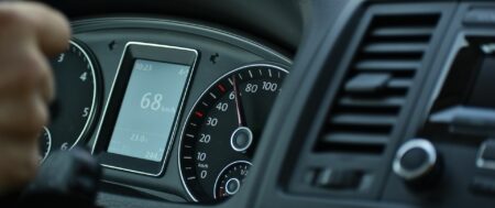 Prędkość jazdy z przyczepą kempingową po Polskich autostradach: aktualne przepisy