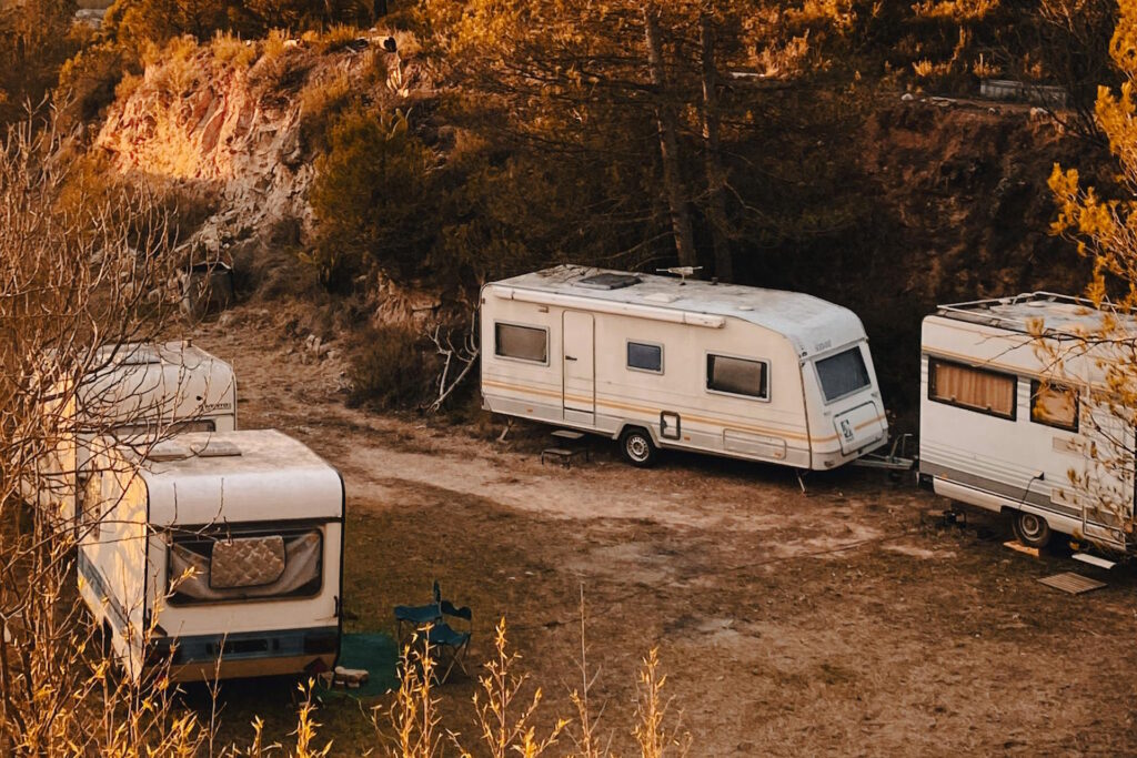Dzika jesień: najlepsze miejsca w Polsce na jesienne biwakowanie w naturze