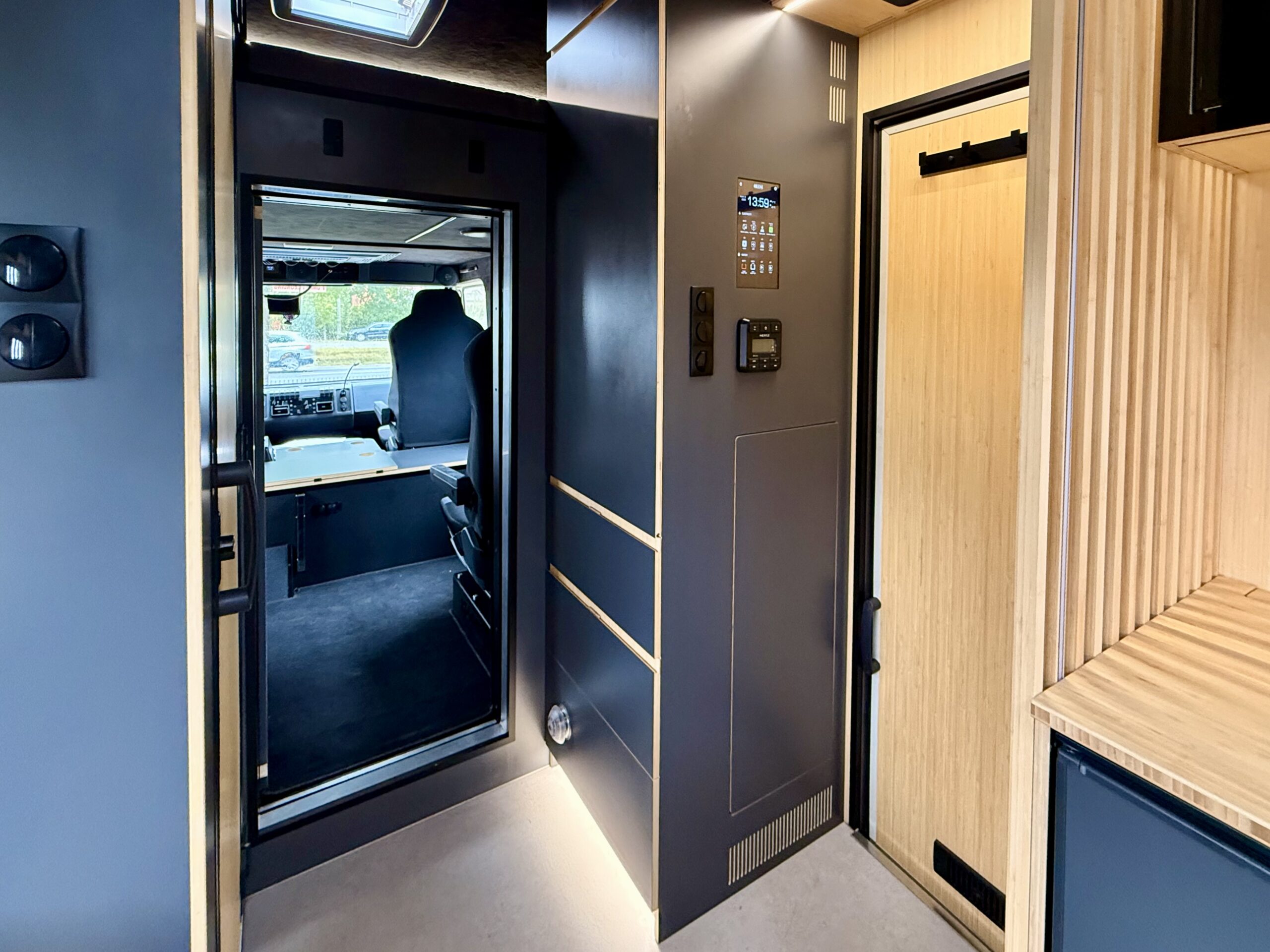 SAMOCHÓD KEMPINGOWY EKSPEDYCYJNY STEYR