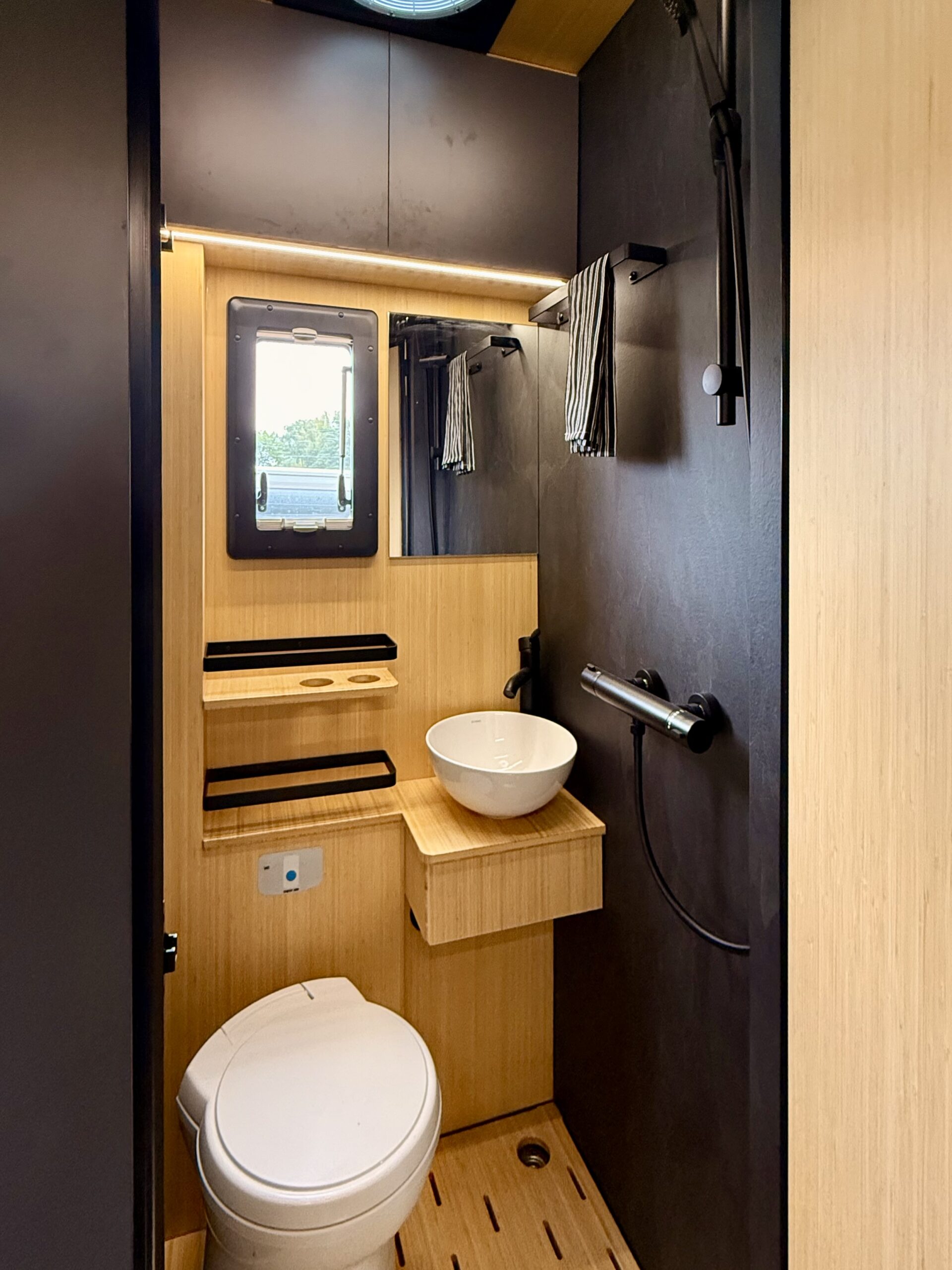 SAMOCHÓD KEMPINGOWY EKSPEDYCYJNY STEYR