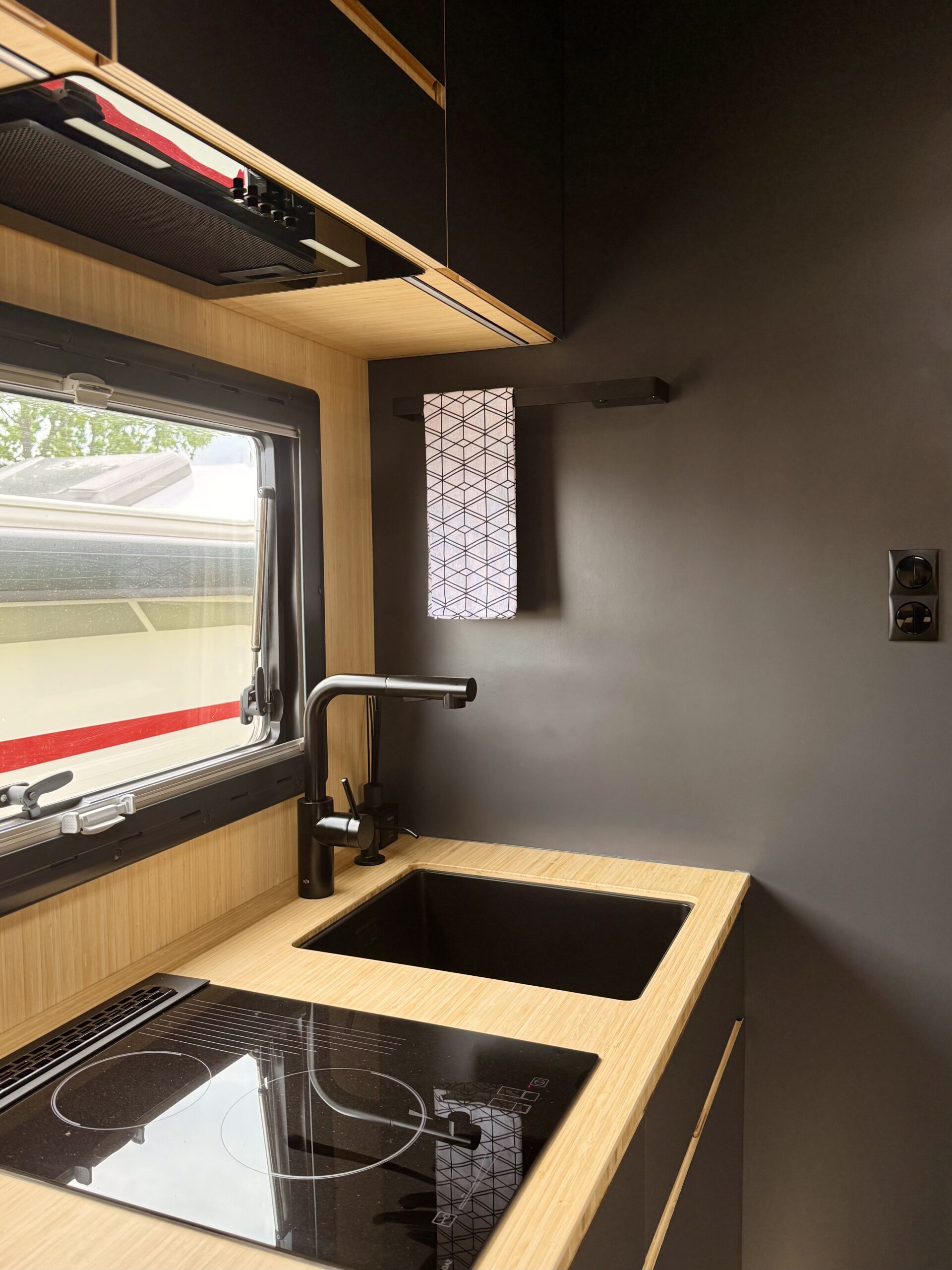 SAMOCHÓD KEMPINGOWY EKSPEDYCYJNY STEYR