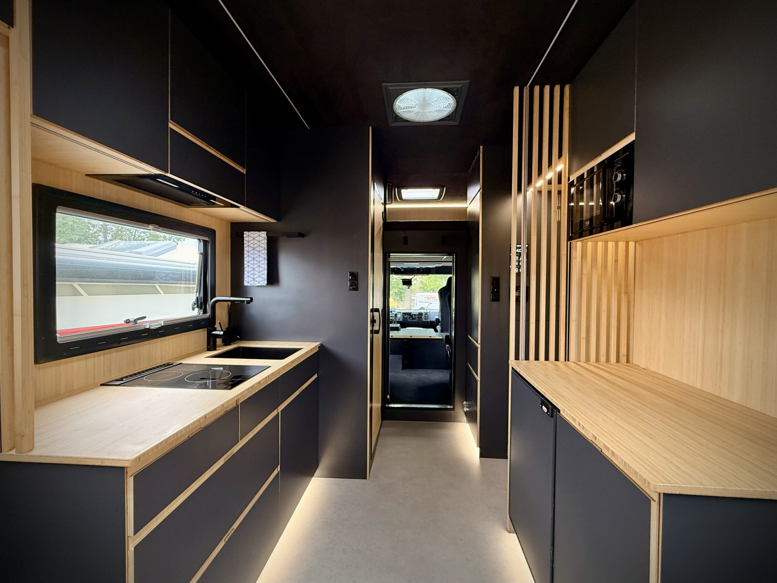 SAMOCHÓD KEMPINGOWY EKSPEDYCYJNY STEYR