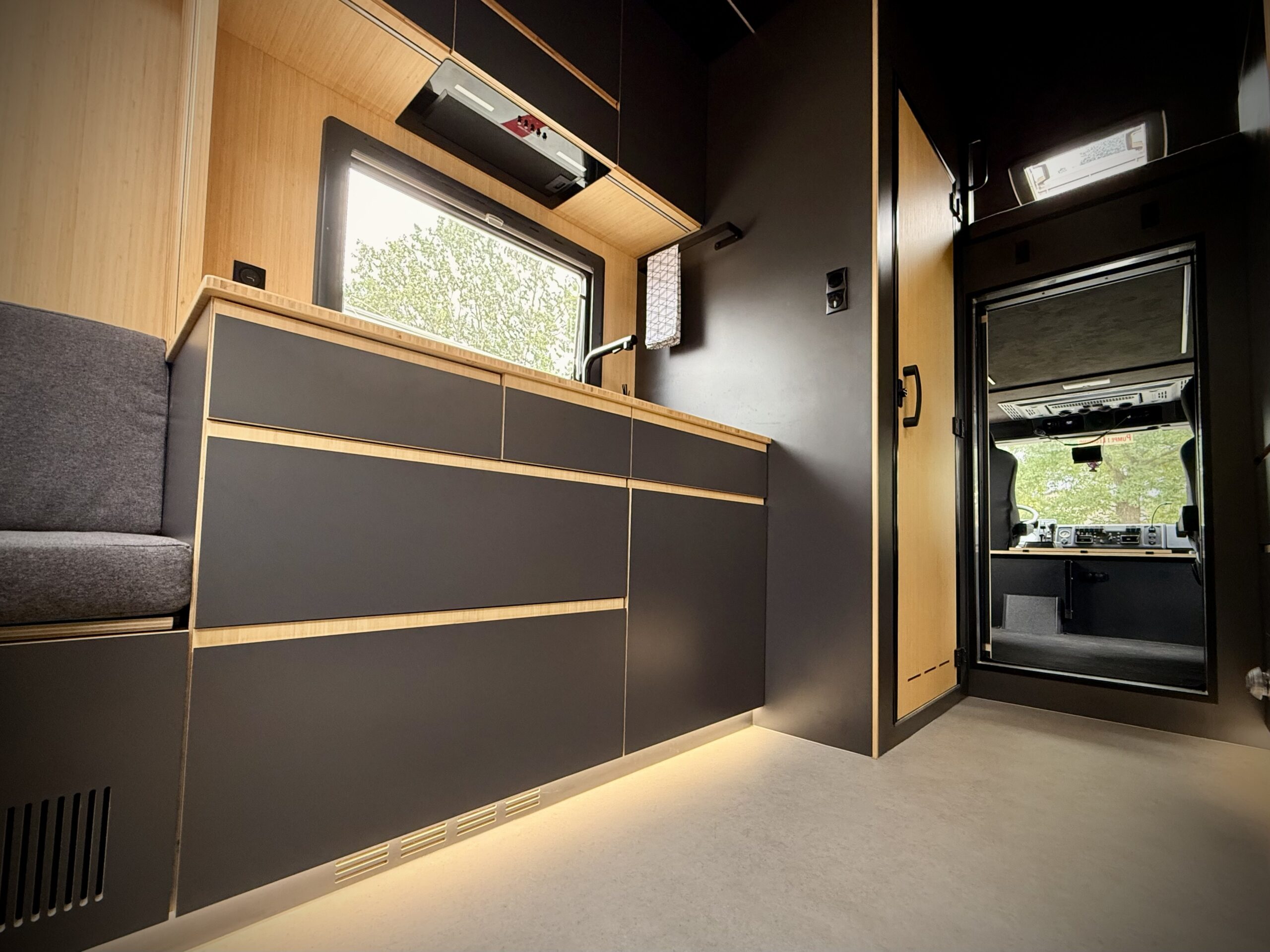 SAMOCHÓD KEMPINGOWY EKSPEDYCYJNY STEYR