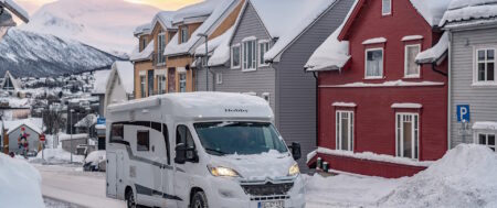 Świąteczny wyjazd kamperem: pomysły na bożonarodzeniową podróż