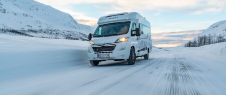 Zimowe opony do kampera – jakie wybrać i dlaczego to ważne?