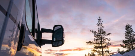 Czy kamper nadaje się na ferie zimowe? Rodzinny wyjazd krok po kroku