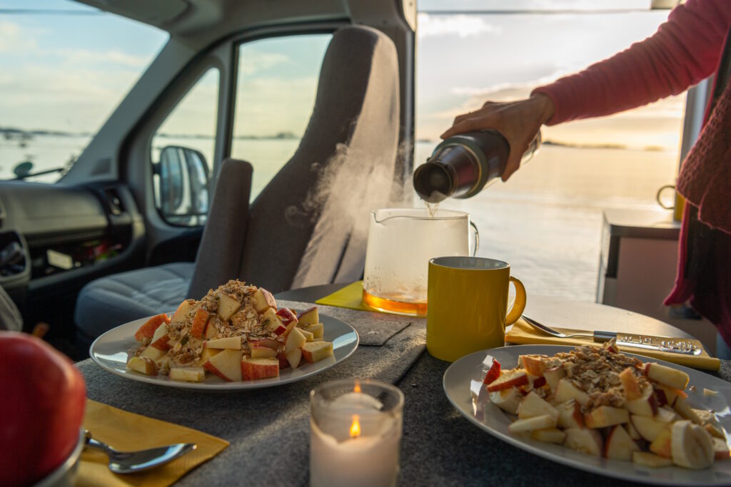 Jak oszczędzać wodę, prąd i gaz w kamperze – sprawdzone triki