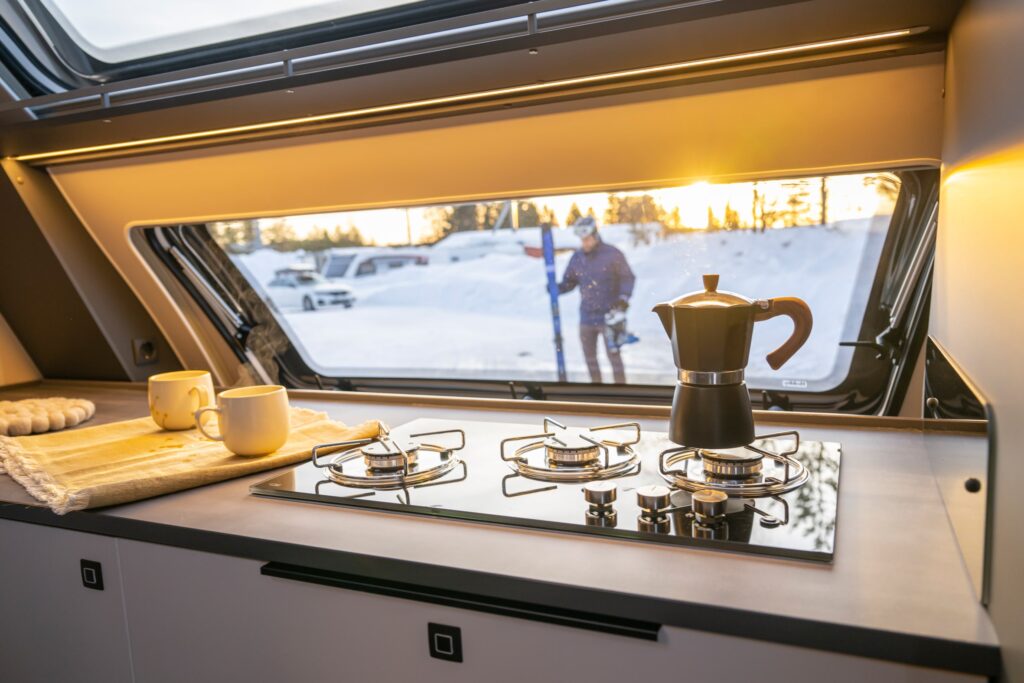 Co robić na zimowym kempingu z dziećmi?