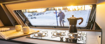 Co robić na zimowym kempingu z dziećmi?