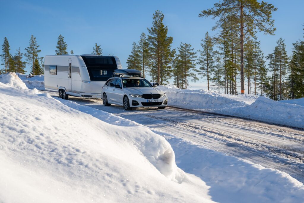 Jak nie wpaść w poślizg z przyczepą kempingową - sprawdzone porady