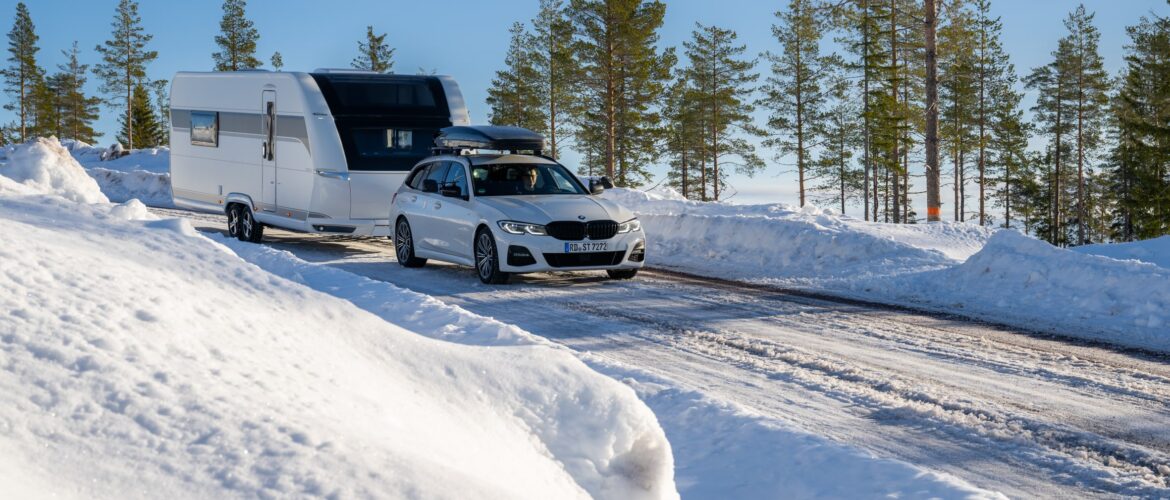 Jak nie wpaść w poślizg z przyczepą kempingową – sprawdzone porady