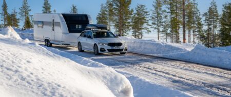 Jak nie wpaść w poślizg z przyczepą kempingową – sprawdzone porady