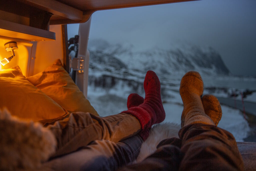 Sprawdzone sposoby na dobry sen w kamperze zimą