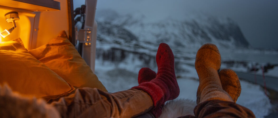 Sprawdzone sposoby na dobry sen w kamperze zimą
