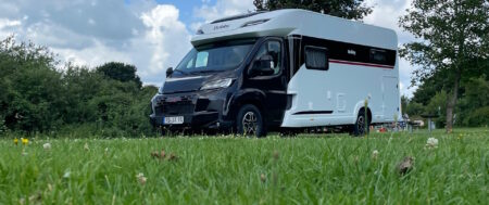 Weekend majowy kamperem – pomysły na trasy i postoje