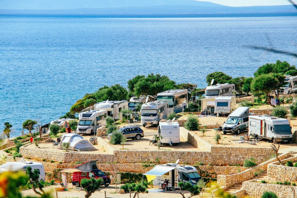 Dlaczego karawaning uzależnia – co sprawia, że ludzie chcą wracać na trasę