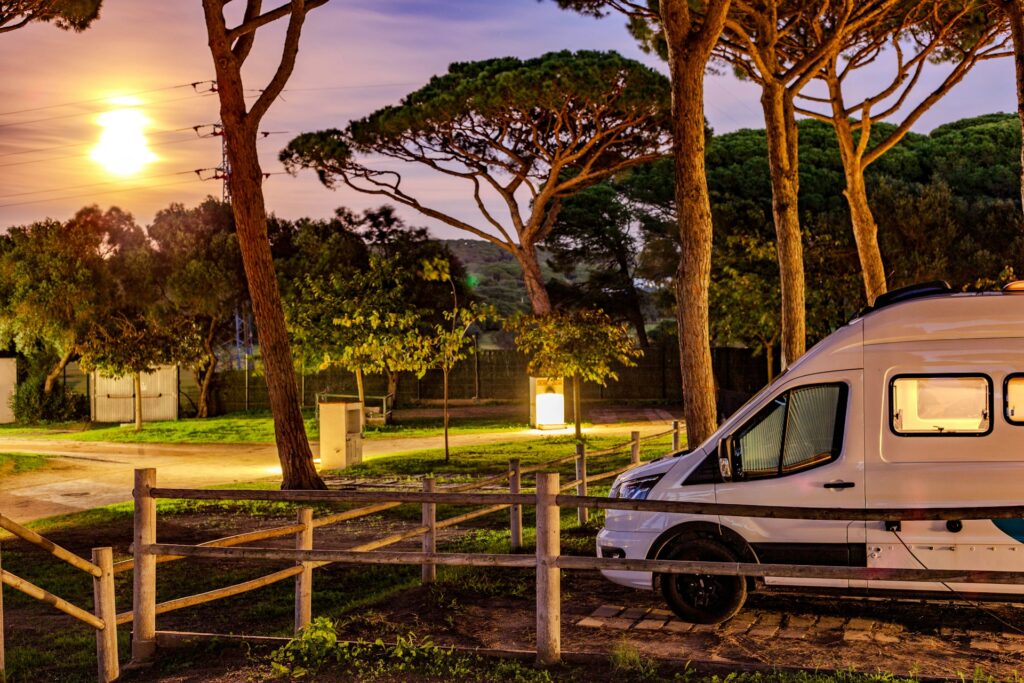 Jak oszczędzać wodę i prąd podczas podróży kamperem – praktyczne sposoby na większą niezależność