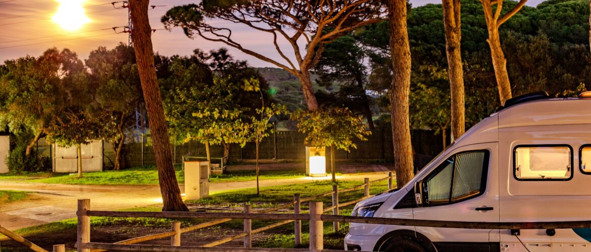 Jak oszczędzać wodę i prąd podczas podróży kamperem – praktyczne sposoby na większą niezależność