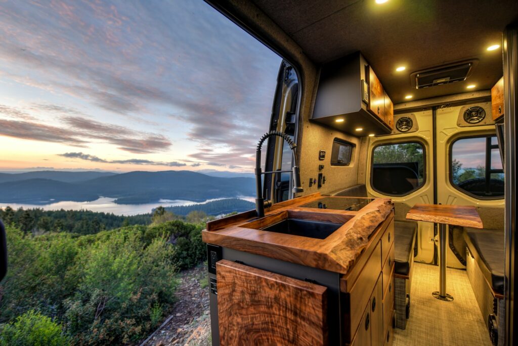 Jak urządzić kampera – wygodnie, lekko i z pomysłem