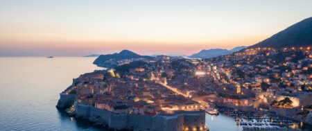 Wakacje last minute kamperem – jak zorganizować spontaniczny wyjazd bez chaosu